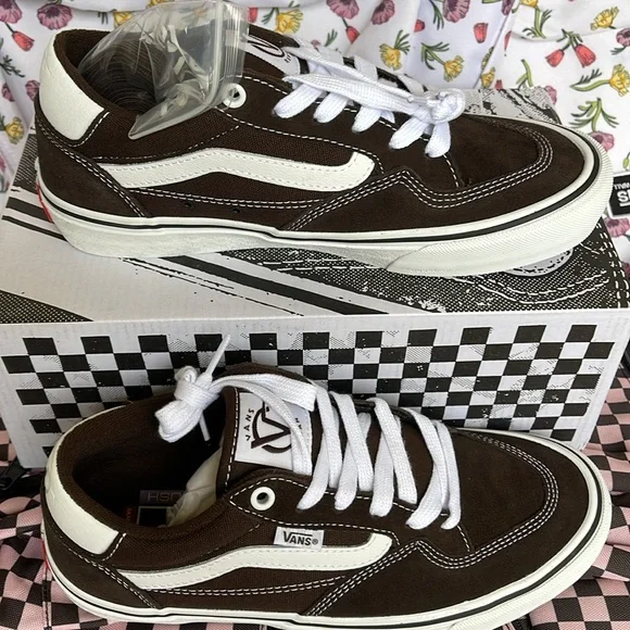 Vans Men’s Rowan
Dark Brown
VN0A5JICDRB Sneakers - Picture 2 of 16